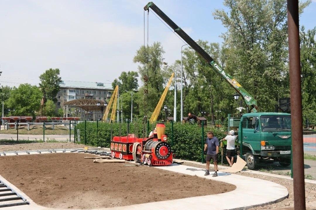 Детскую железную дорогу монтируют в Черногорском парке.