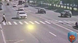 Пешеход в последний момент увернулся от легковушки. Водитель автомобиля...