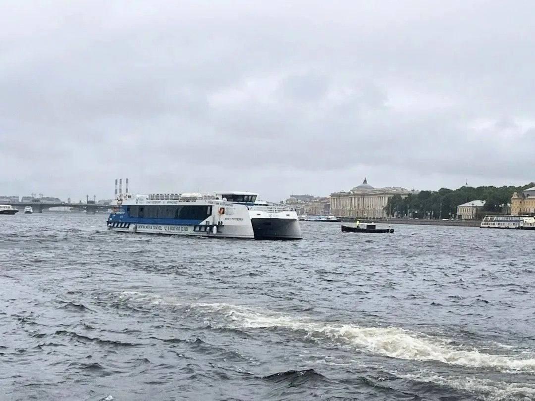 В Петербурге запустили новый водный маршрут до фонтанов Петергофа. Теперь...