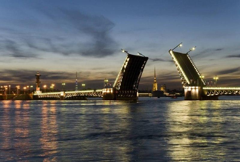 Дворцовый мост будут разводить под музыку каждые выходные до 16 октября.