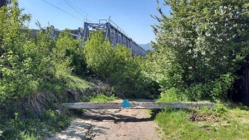 На пляж в Усть-Мане больше не получится заехать на машине. На въезде к пляжу...