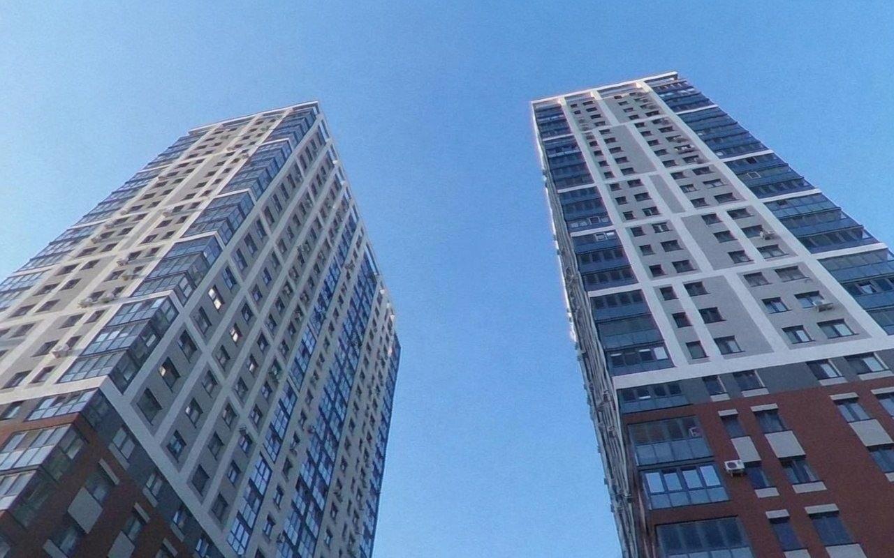 Подросток выпaл из окна 27-го этажа после двойки по математике за ОГЭ в Уфе...