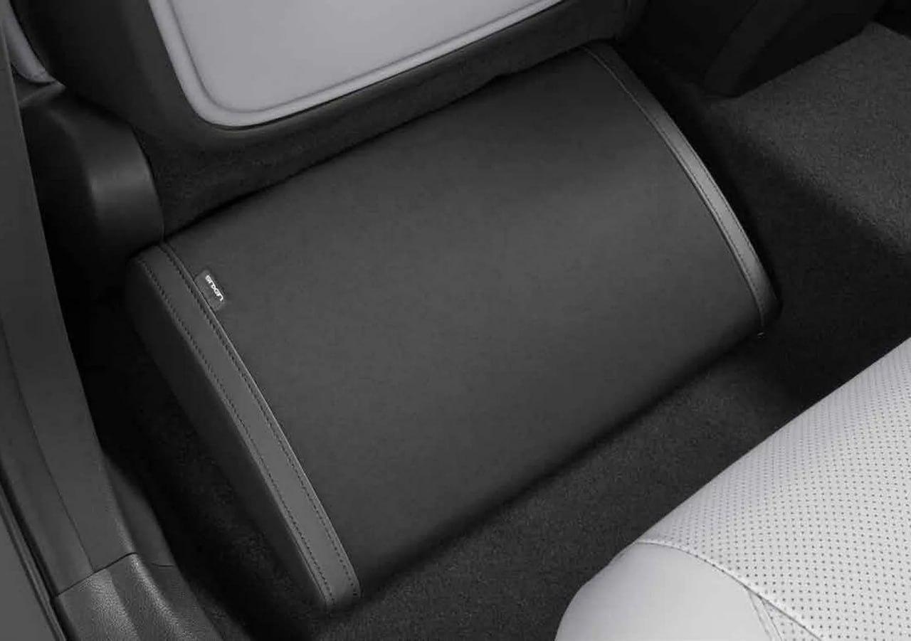 Lexus ES в получил одну из самых странных заводских опций — подставку для ног с дезодорантом.