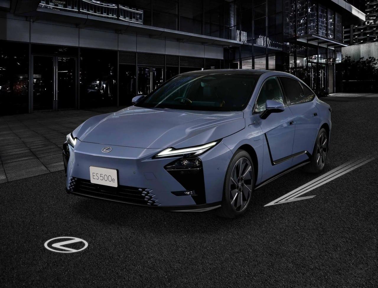 Lexus ES в получил одну из самых странных заводских опций — подставку для ног с дезодорантом.