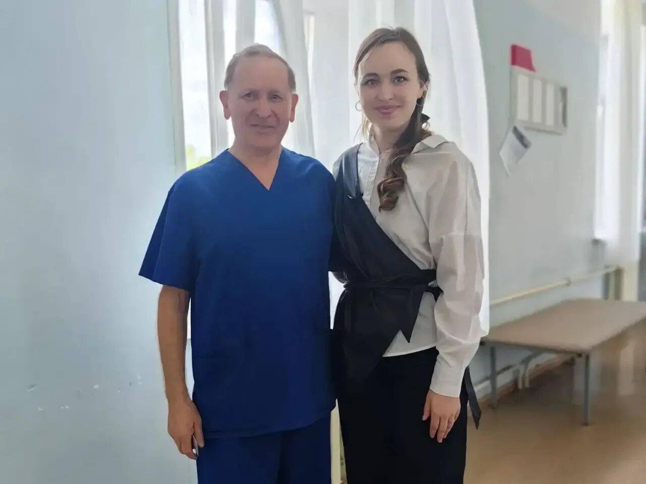Спустя 12 лет спасённая после отравления уксусом девочка встретилась со своим...
