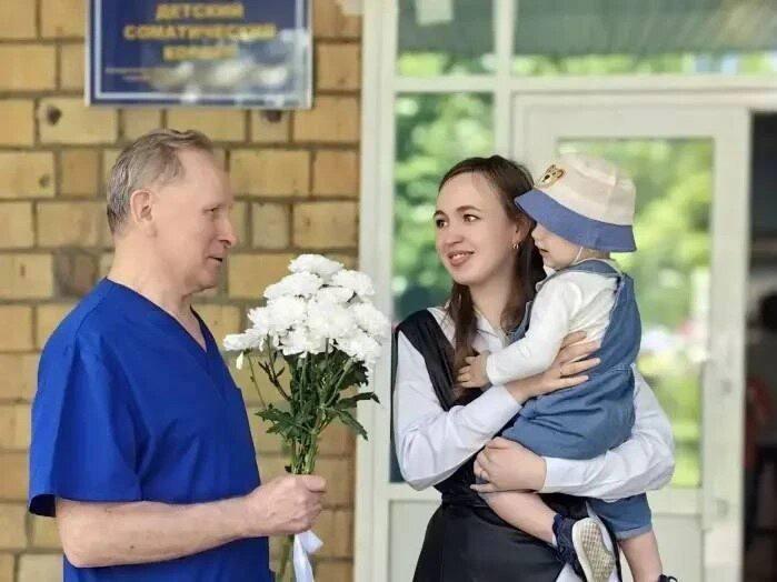 Спустя 12 лет спасённая после отравления уксусом девочка встретилась со своим...