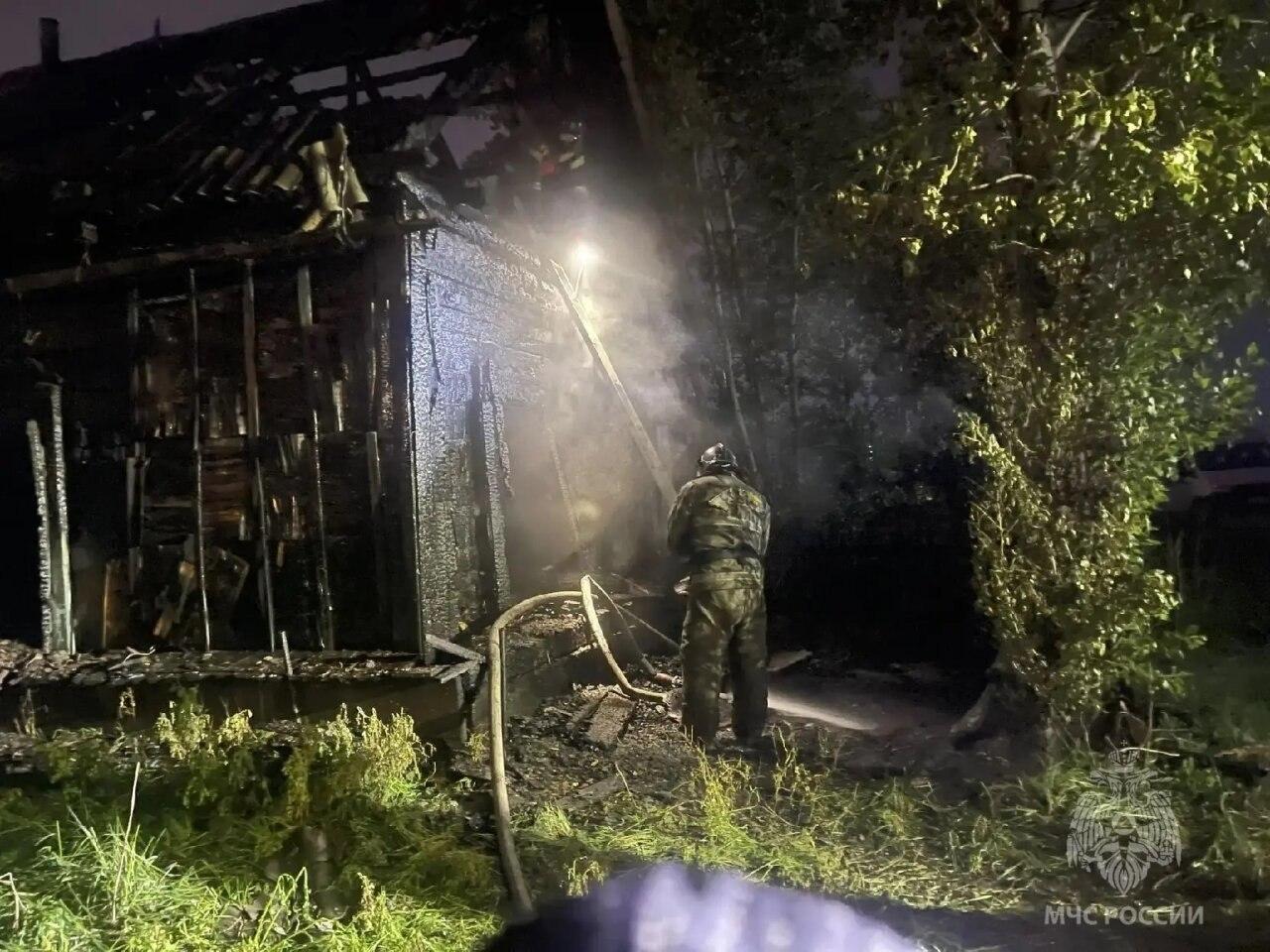 Накануне вечером в Канске на улице Пушкина произошёл пожар в одноэтажном...