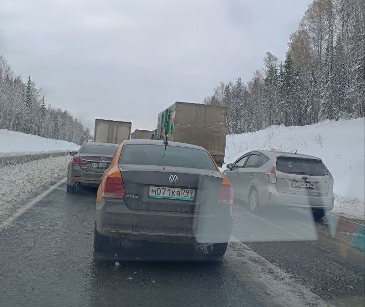 Вторые сутки стоят в заторе водители на трассе «Пермь — Екатеринбург» из-за сильнейшего снегопада