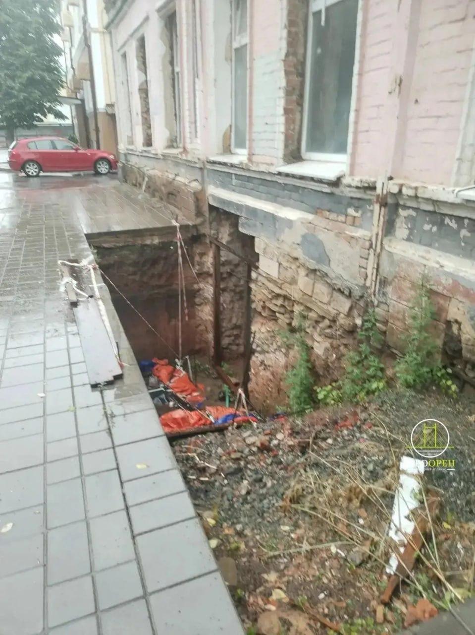 На 9 января ремонт и ограждения нет. Там такая арматура торчит в этом...