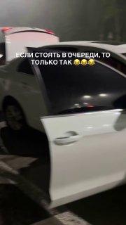 Россияне начали жарить ШАШЛЫКИ прямо в очередях на АЗС. Пробки на заправках стали настолько большими, что водители успевают разжечь мангал, приготовить мясо и даже накормить других ожидающих.