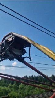 В Москве зацепер немного подкоптился на крыше вагона. Парень шатал пантограф...