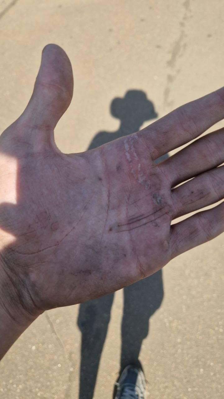 В Москве зацепер немного подкоптился на крыше вагона. Парень шатал пантограф...