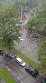 В Люберцах машины едва проезжают по глубоким лужам, которые образовались...