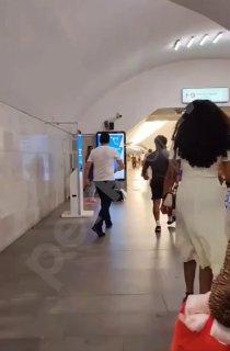 Иностранец сломал руку пенсионеру в московском метро после скандала из-за видео