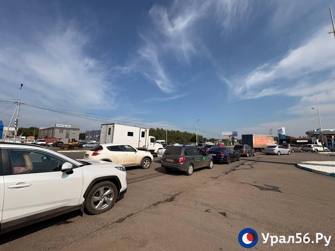 Ситуация с топливом на автозаправках Оренбурга остается крайне нестабильной