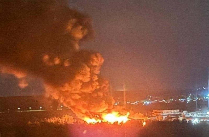 Ночью Киев был атакован баллистикой: в городе прогремела серия взрывов, в нескольких районах вспыхнули пожары.