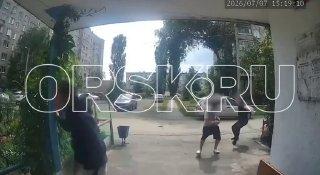 В Орске охранник местной Пятерочки избил двух подростков металлической трубой. Мужчина заподозрил школьников в краже пакетика сухариков из торгового зала