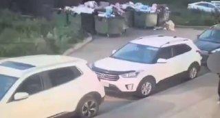 Маньяк-жопохват на моноколесе терроризирует девушек в питерском Мурино.