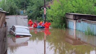Спасатели Красноярского поисково-спасательного отряда продолжают работу на подтопленных территориях