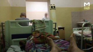 Санитарка была уволена после видео с грубым отношением к пациенту в больнице Соснового Бора в Санкт-Петербурге.