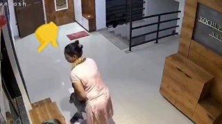 В Индии женщина подняла на подоконник маленького ребёнка, а тот встал,...