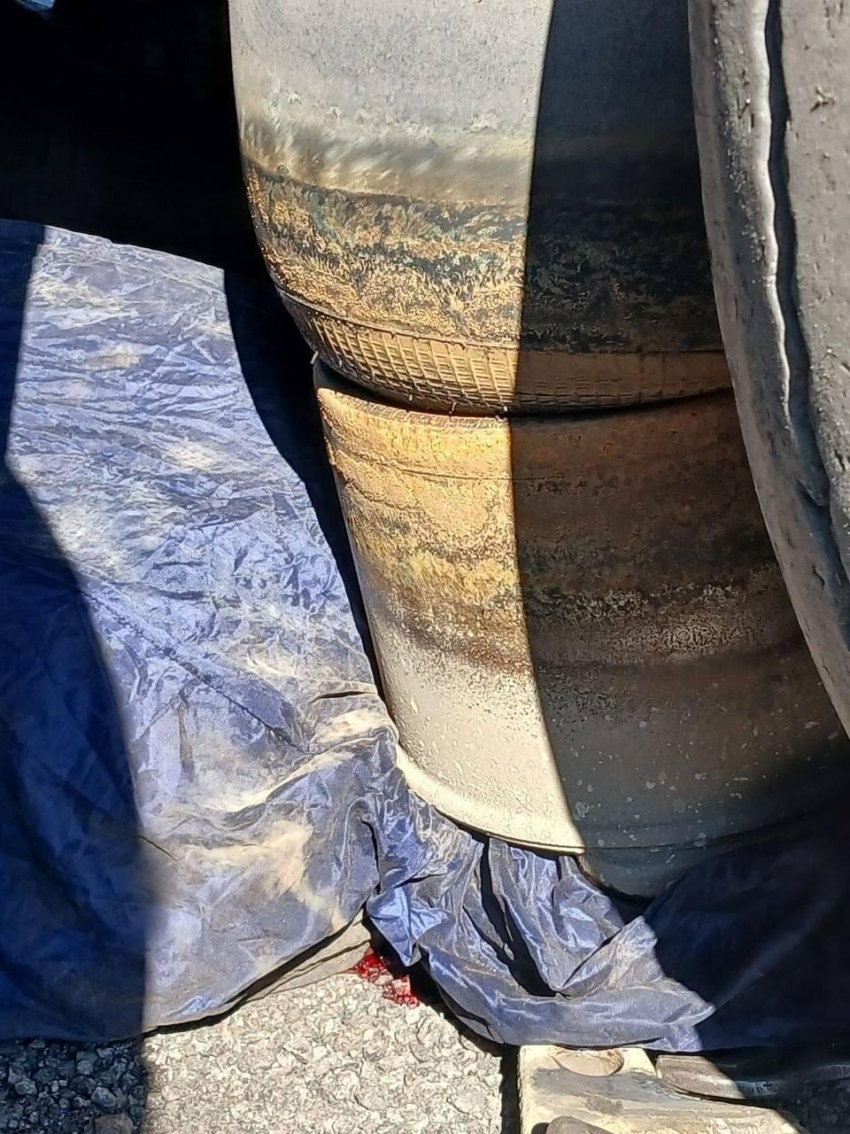 Голова шиномонтажника сложилась в «гармошку», когда грузовик рухнул на него,...