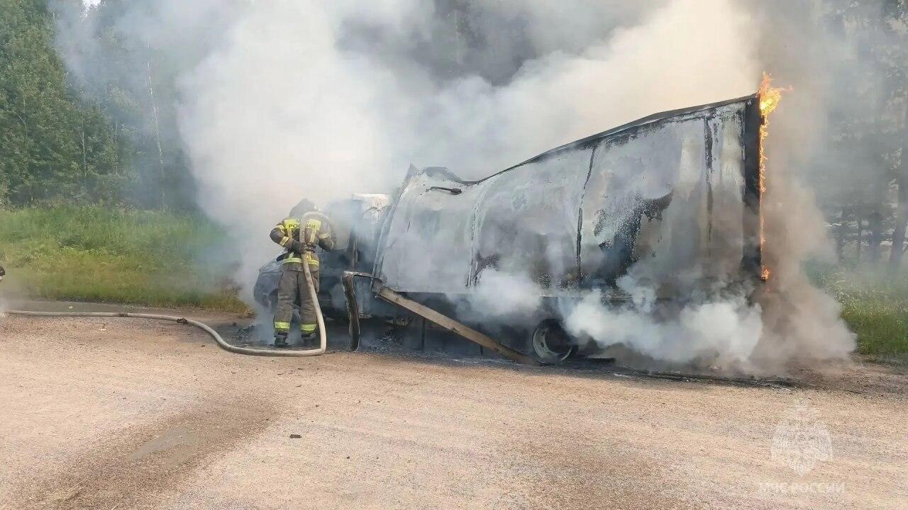 На трассе Р-255 «Сибирь» накануне днем загорелся грузовик Накануне днем на...