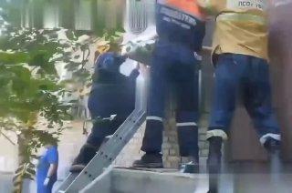 Сходящий с ума от адской жары уфимец решил устроить себе «прохладное гнёздышко» за блоком кондиционера и… застрял