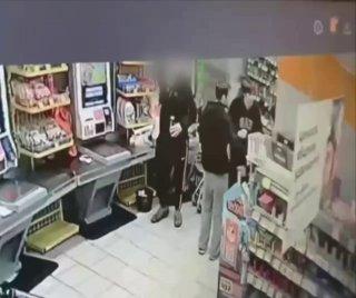 В Петербурге трое абу-бандитов избили администратора магазина и похитили...