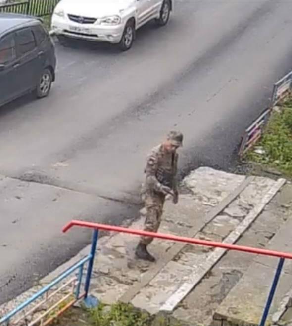 Во Владивостоке вооружённый мужчина в военной форме приставил пистолет к женщине у детского сада