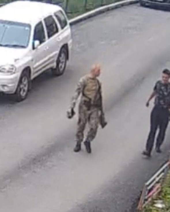 Во Владивостоке вооружённый мужчина в военной форме приставил пистолет к женщине у детского сада