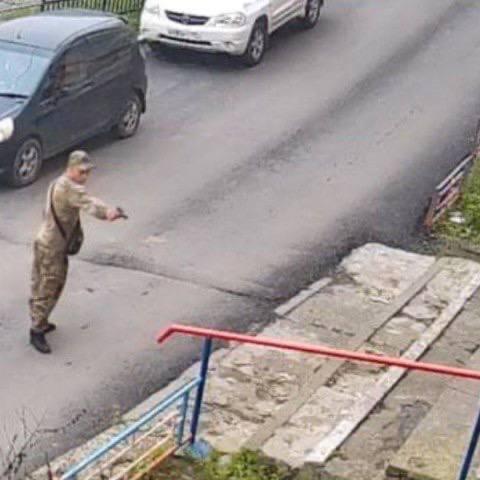 Во Владивостоке вооружённый мужчина в военной форме приставил пистолет к женщине у детского сада