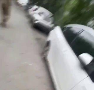 Во Владивостоке вооружённый мужчина в военной форме приставил пистолет к женщине у детского сада