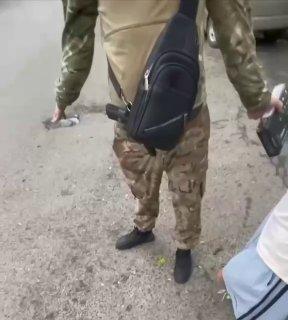 Во Владивостоке вооружённый мужчина в военной форме приставил пистолет к женщине у детского сада