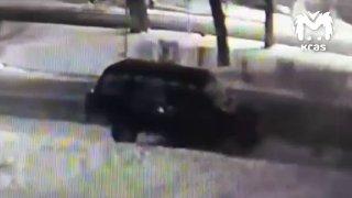 Ворюга вынес больше 100 вещей из чужой машины после аварии в Красноярске....