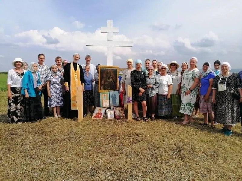 Ачинский священник освятил поклонный крест в селе Красная Речка Штатный...