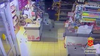 16-летний подросток в маске выломал дверь магазина и вынес в сумке алкоголь, сигареты и энергетики на сумму более 10 тысяч рублей в Киселевске