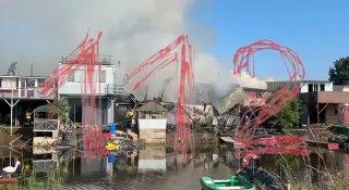 Женщина пострадала при крупном пожаре в порту Кронштадта