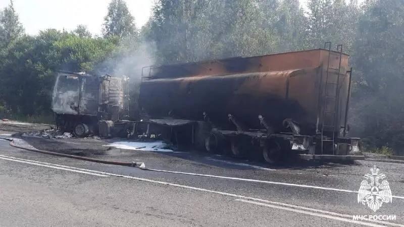 В районе Успенки на трассе вспыхнул бензовоз