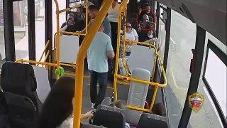 Мужчина нашёл в спинке автобусного кресла 500 тысяч рублей — деньги он решил оставить себе.