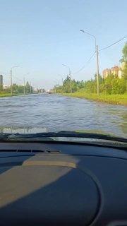 На некоторых дорогах города до сих пор стоит вода после вчерашнего ливня....
