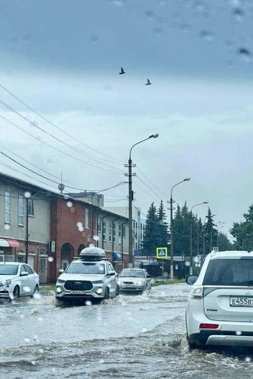 Жуткий смерч заметили жители подмосковного Дмитрова. В саму столицу тем временем снова идут ливни