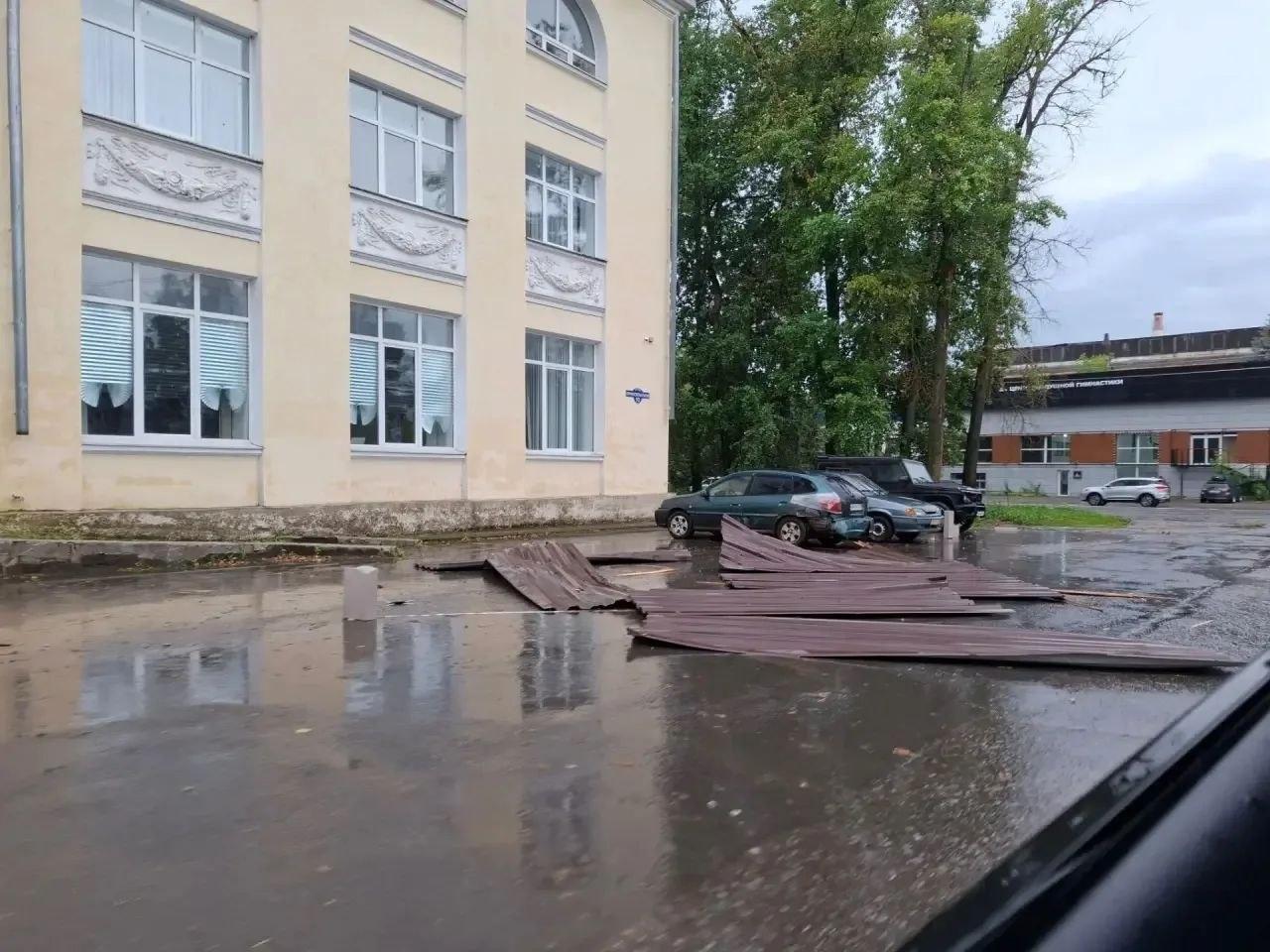 Жуткий смерч заметили жители подмосковного Дмитрова. В саму столицу тем временем снова идут ливни