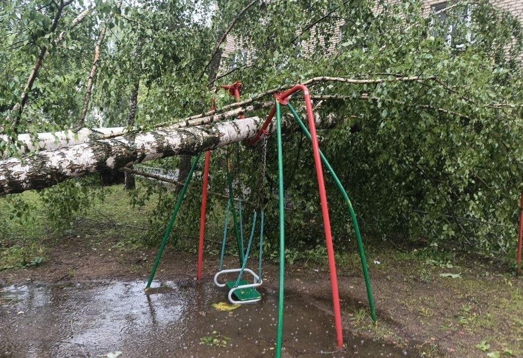 Жуткий смерч заметили жители подмосковного Дмитрова. В саму столицу тем временем снова идут ливни
