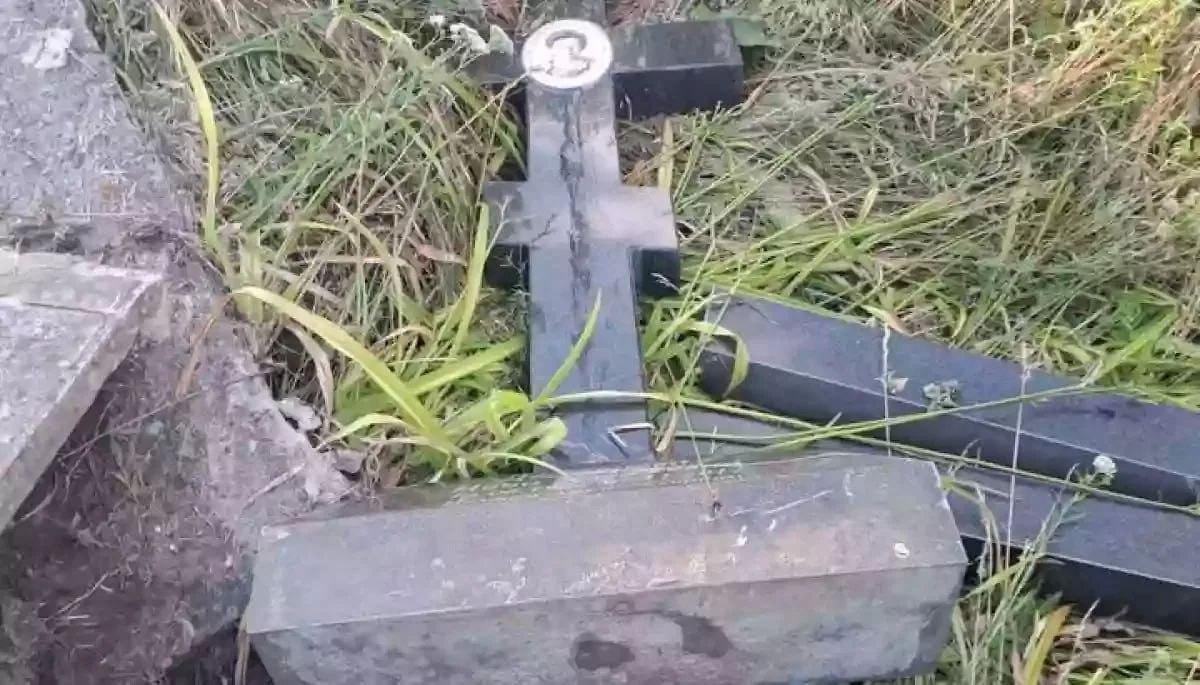 Памятник танку Т-70 украли с братской могилы советских воинов на Украине. Неизвестные вывезли его во время комендантского часа, пишут украинские СМИ. Повреждено не менее 12 надгробий.
