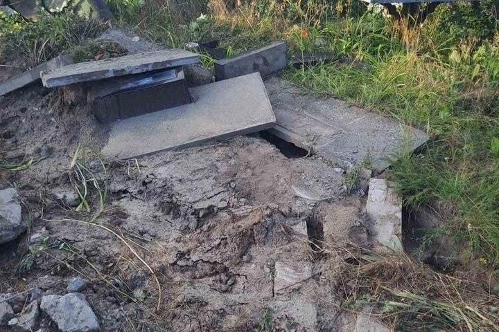 Памятник танку Т-70 украли с братской могилы советских воинов на Украине. Неизвестные вывезли его во время комендантского часа, пишут украинские СМИ. Повреждено не менее 12 надгробий.