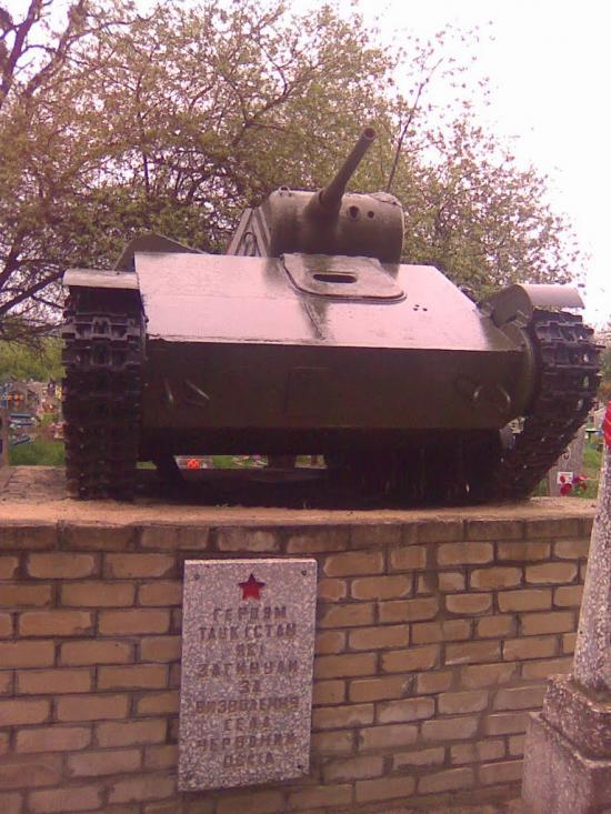 Памятник танку Т-70 украли с братской могилы советских воинов на Украине. Неизвестные вывезли его во время комендантского часа, пишут украинские СМИ. Повреждено не менее 12 надгробий.