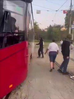 В Новосибирске вандалы заблокировали и разрисовали трамвай №13 ради эффектного видео