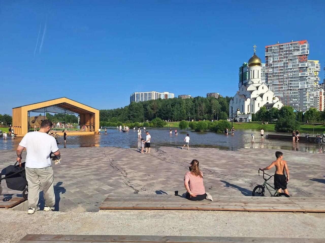 Ливень затопил парк Оккервиль в Кудрово: жители катаются по воде на сапах и...