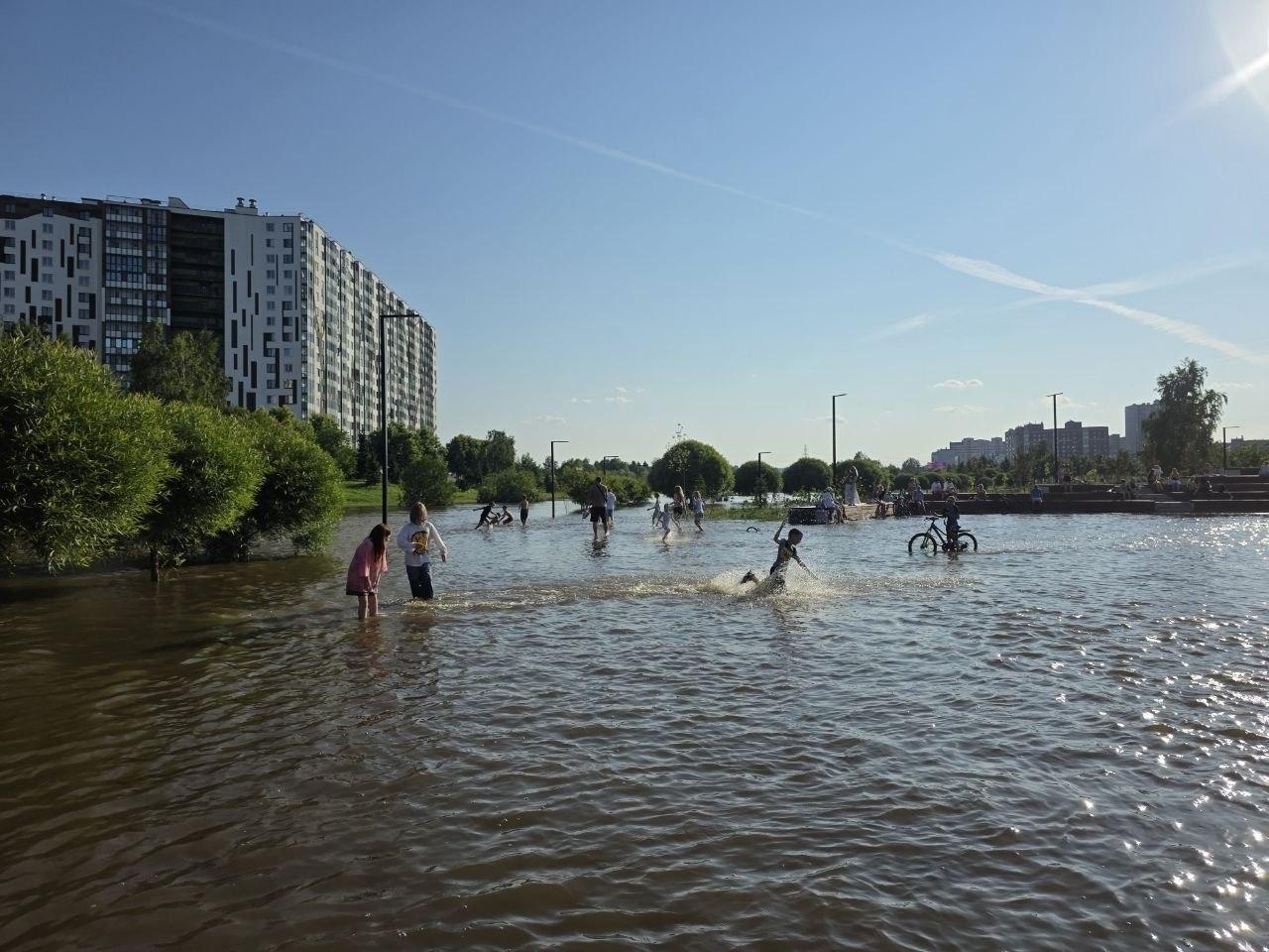 Ливень затопил парк Оккервиль в Кудрово: жители катаются по воде на сапах и...